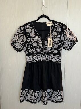 Savanna Jane Size L Black Floral Embroidered Elastic Waist Puff Sleeve Dress
